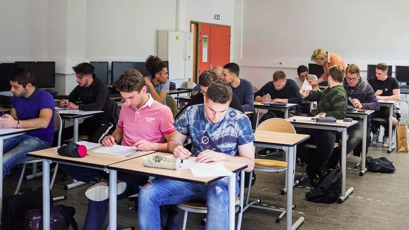 François Caugan, enseignant depuis 2004 à Léa-CFI, avec sa classe.